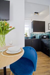 apartament a8 stół, aneks kuchenny
